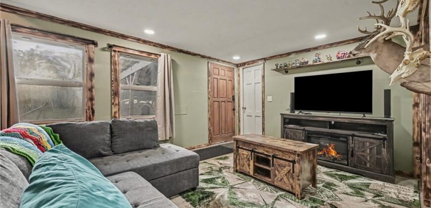502 Dundee Road, Smithville, MO 64089