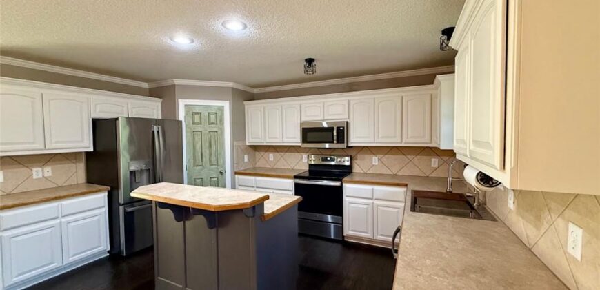 2302 Woodland Circle, Kearney, MO 64060