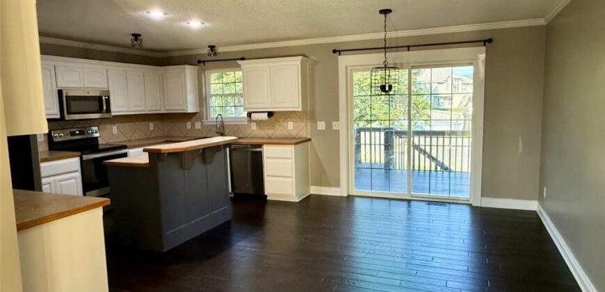 2302 Woodland Circle, Kearney, MO 64060