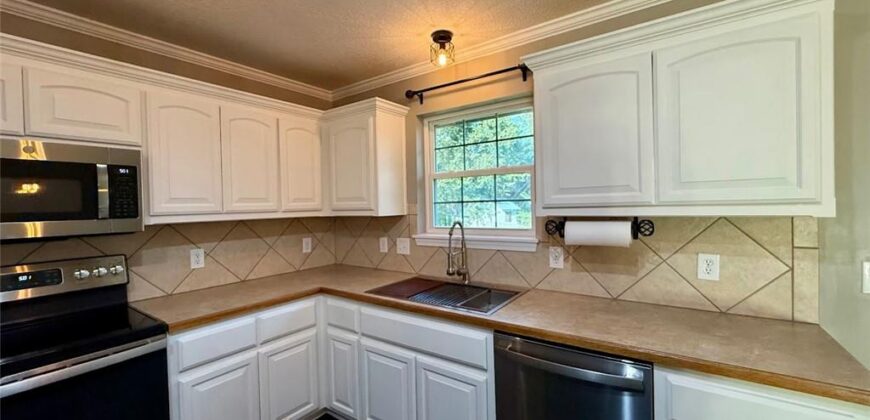 2302 Woodland Circle, Kearney, MO 64060