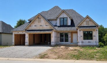 8740 N LEWIS Avenue, Kansas City, MO 64157