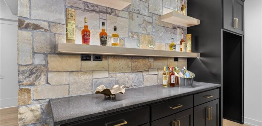 8612 Westridge Court, Parkville, MO 64152