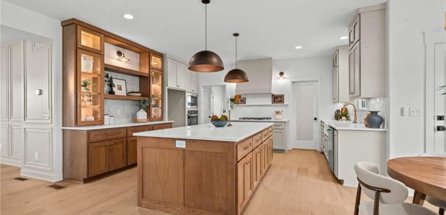 5695 Thousand Oaks Drive, Parkville, MO 64152