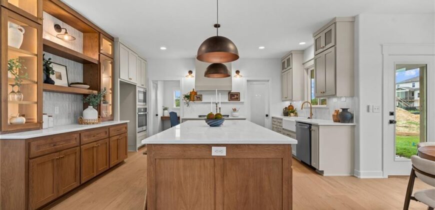 5695 Thousand Oaks Drive, Parkville, MO 64152