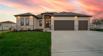13548 Terrace Park Drive, Parkville, MO 64152