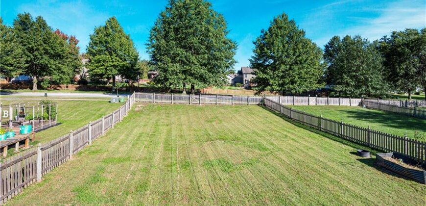 11037 N Lewis Avenue, Kansas City, MO 64157