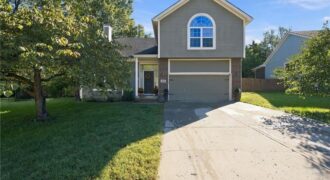 18207 Rollins Drive, Smithville, MO 64089