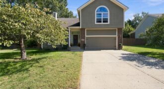 18207 Rollins Drive, Smithville, MO 64089