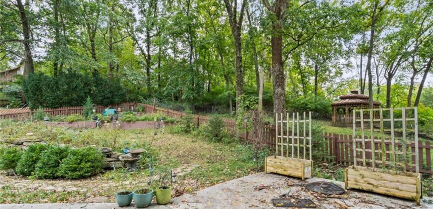 305 Lancelot Drive, Liberty, MO 64068