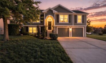 920 E 8th St Circle, Kearney, MO 64060