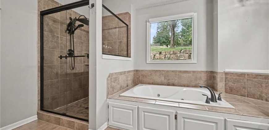 14090 NW 64th Terrace, Parkville, MO 64152