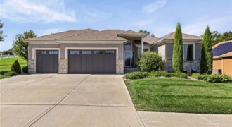 5866 S National Drive, Parkville, MO 64152
