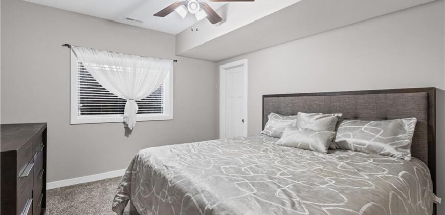 5866 S National Drive, Parkville, MO 64152