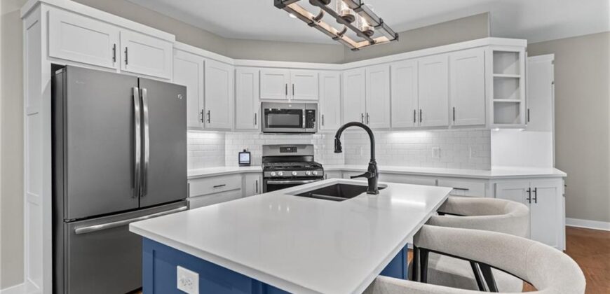 5866 S National Drive, Parkville, MO 64152