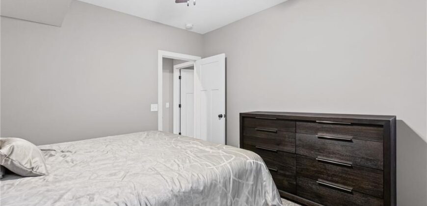 5866 S National Drive, Parkville, MO 64152