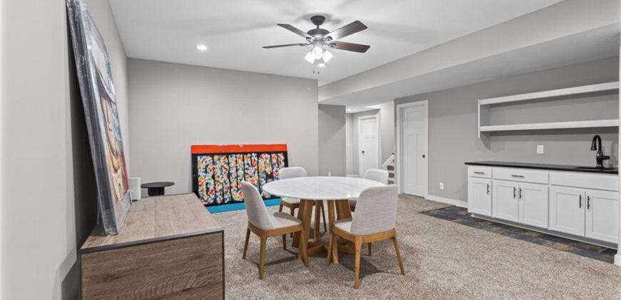 5866 S National Drive, Parkville, MO 64152