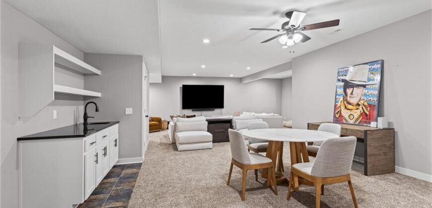 5866 S National Drive, Parkville, MO 64152