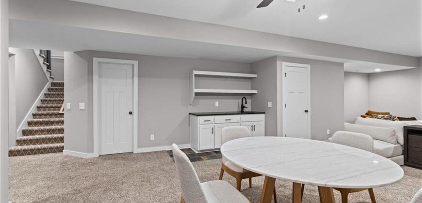5866 S National Drive, Parkville, MO 64152