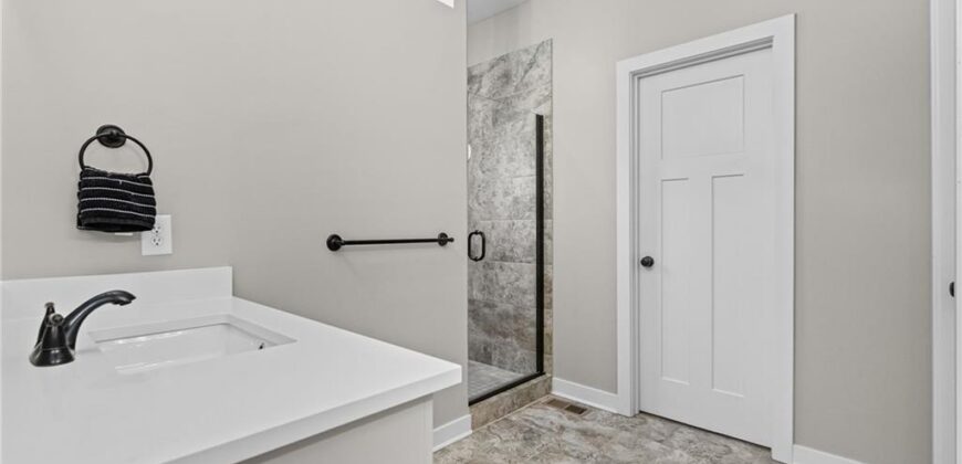 5866 S National Drive, Parkville, MO 64152