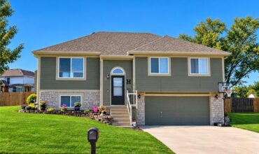 1010 E 16th Street, Kearney, MO 64060