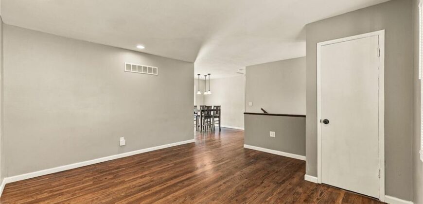 4961 NW Woody Creek Lane, Kansas City, MO 64151