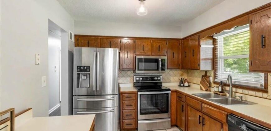 6739 NW Hilldale Drive, Kansas City, MO 64151