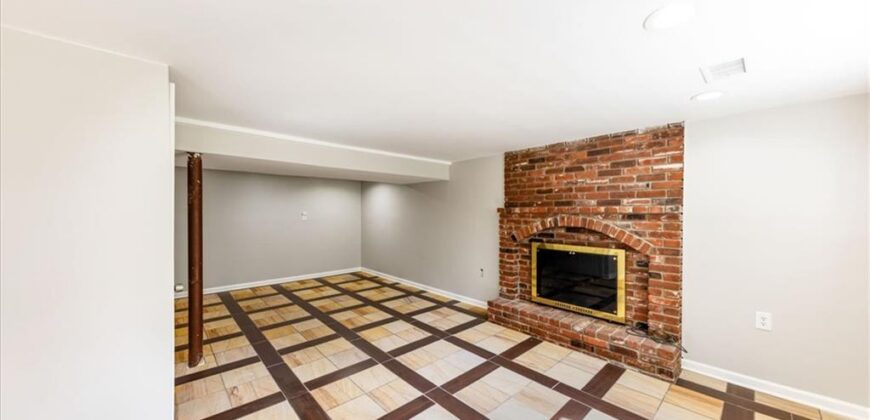 6739 NW Hilldale Drive, Kansas City, MO 64151