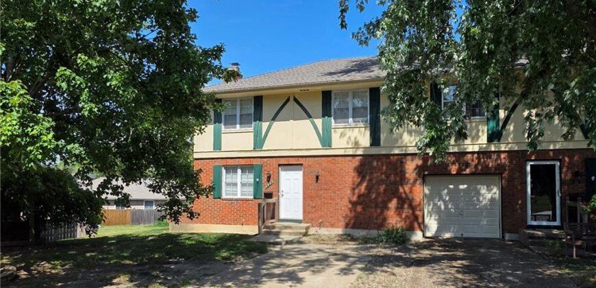 6949 Chapel Woods Lane, Kansas City, MO 64152