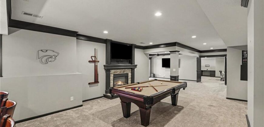 8121 Parkview Drive, Parkville, MO 64152