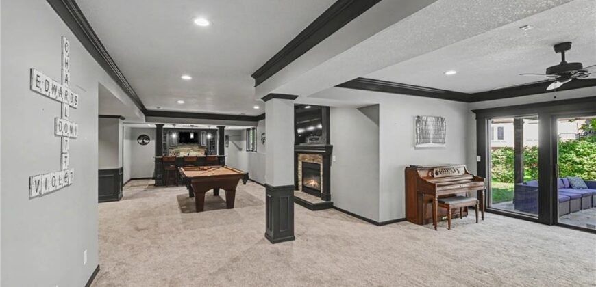 8121 Parkview Drive, Parkville, MO 64152