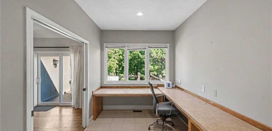 8121 Parkview Drive, Parkville, MO 64152