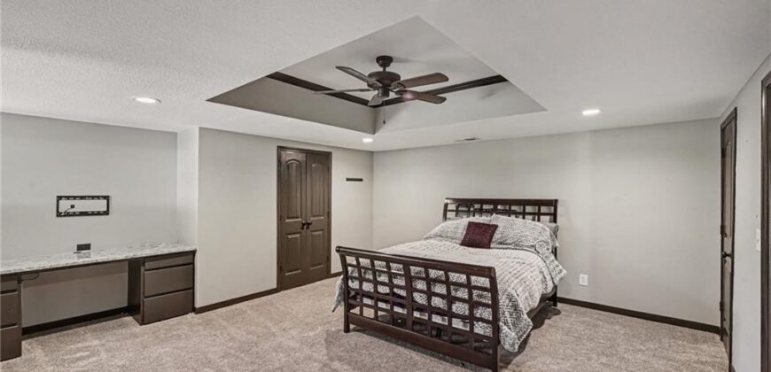 8121 Parkview Drive, Parkville, MO 64152