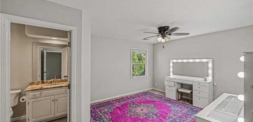 8121 Parkview Drive, Parkville, MO 64152