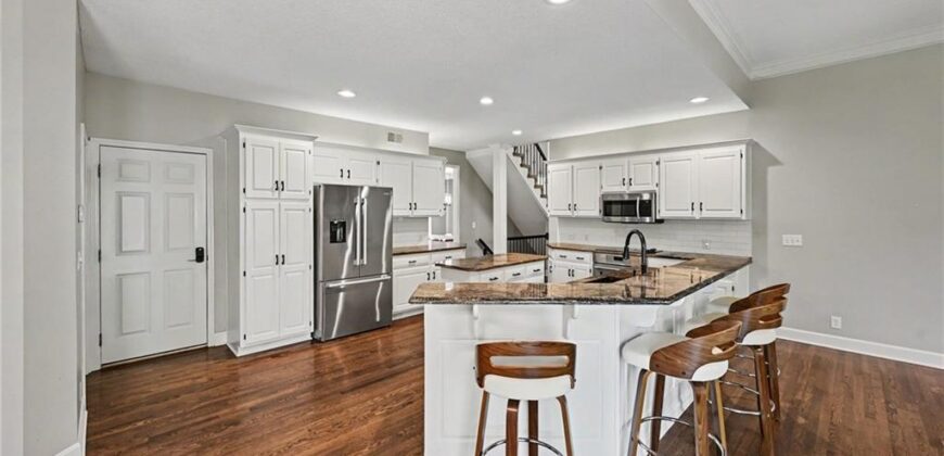 8121 Parkview Drive, Parkville, MO 64152