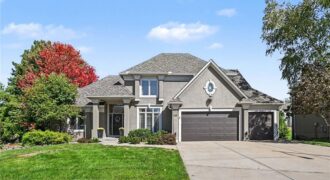 8121 Parkview Drive, Parkville, MO 64152