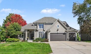 8121 Parkview Drive, Parkville, MO 64152