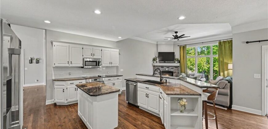 8121 Parkview Drive, Parkville, MO 64152