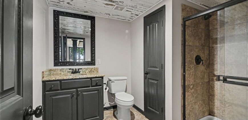 8121 Parkview Drive, Parkville, MO 64152