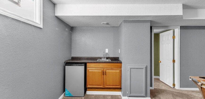 6702 N CHARLOTTE Street, Gladstone, MO 64118