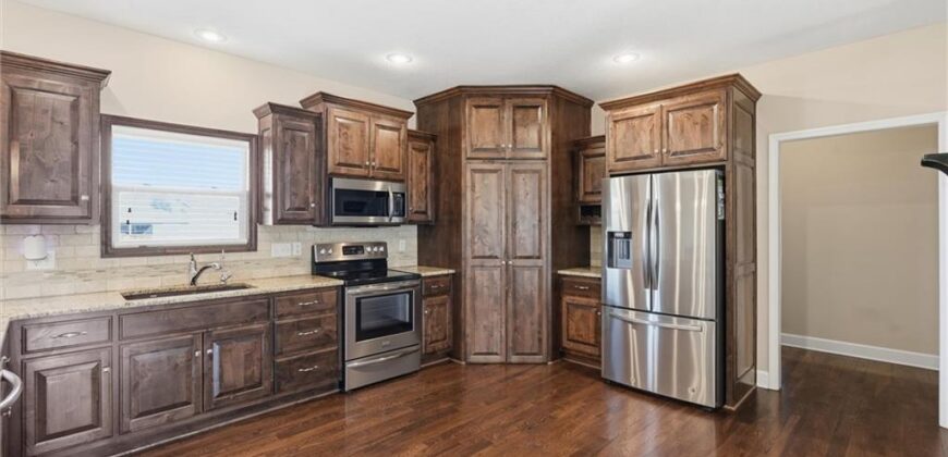 18304 Rock Creek Drive, Smithville, MO 64089