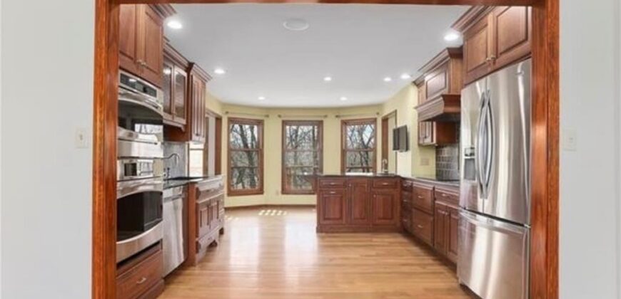 7955 NW Bridle Parc Lane, Kansas City, MO 64152