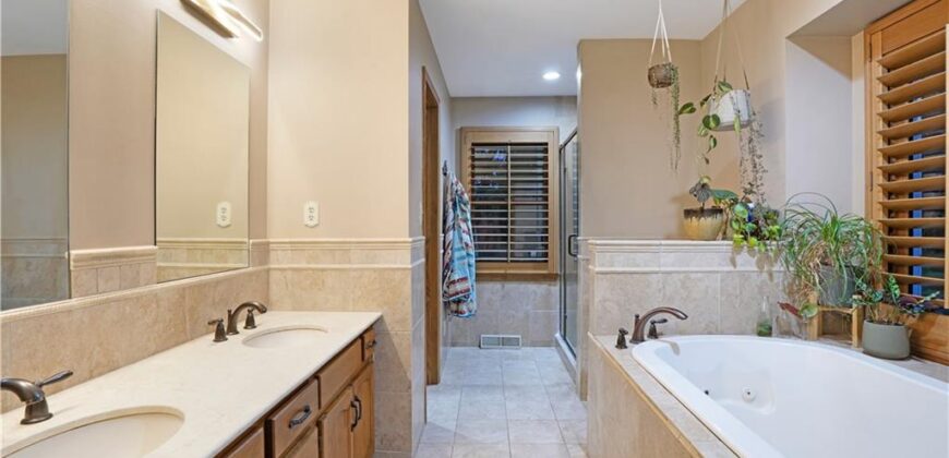 7955 NW Bridle Parc Lane, Kansas City, MO 64152