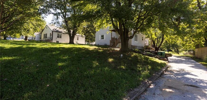 705 NE Lindberg Drive, Kansas City, MO 64118