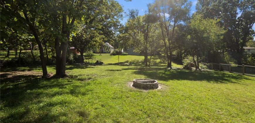 705 NE Lindberg Drive, Kansas City, MO 64118