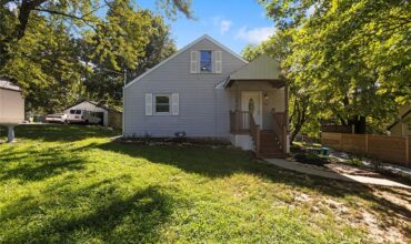 705 NE Lindberg Drive, Kansas City, MO 64118