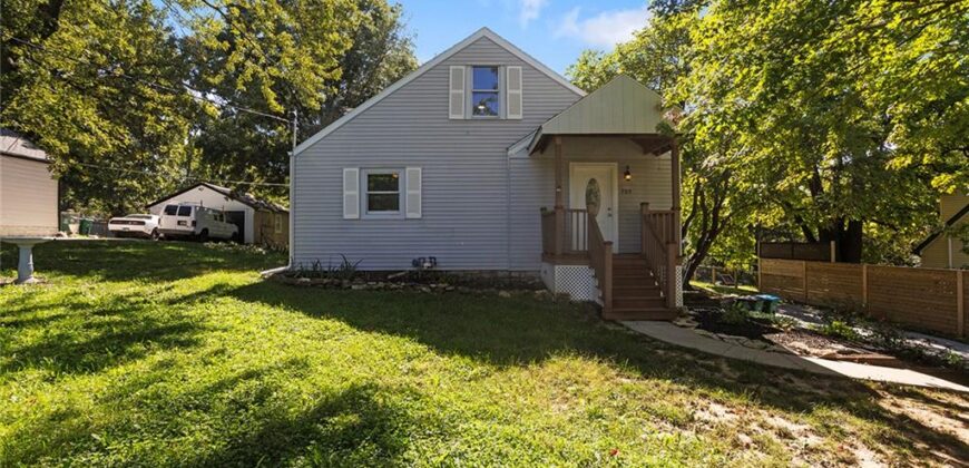 705 NE Lindberg Drive, Kansas City, MO 64118