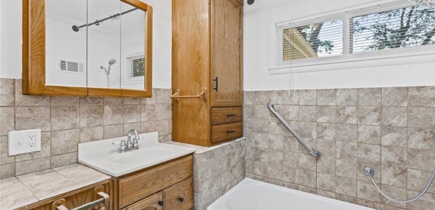 6912 N Harrison Street, Gladstone, MO 64118