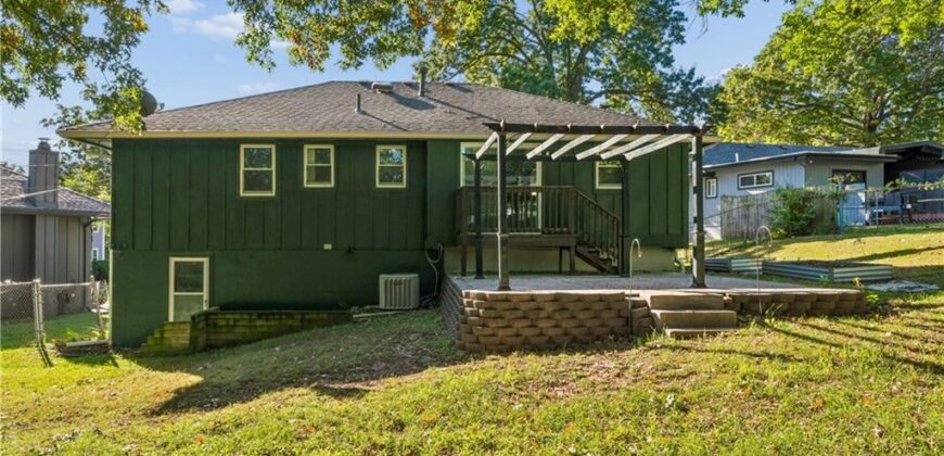 700 NE 55TH Street, Kansas City, MO 64118
