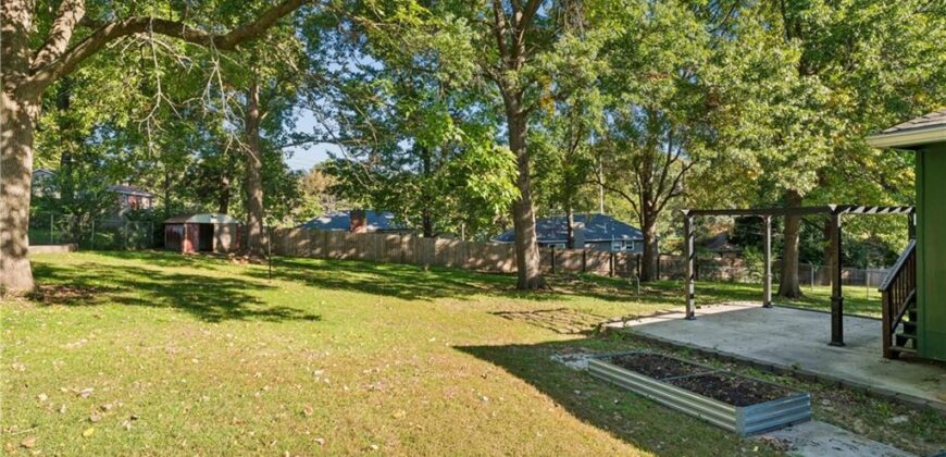 700 NE 55TH Street, Kansas City, MO 64118