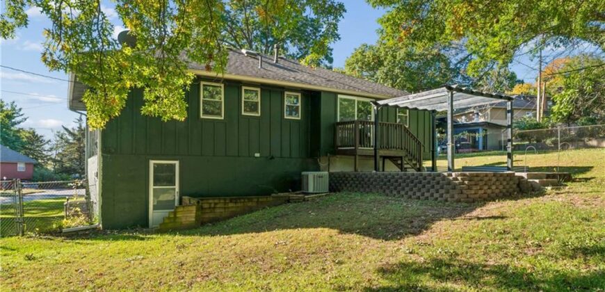 700 NE 55TH Street, Kansas City, MO 64118